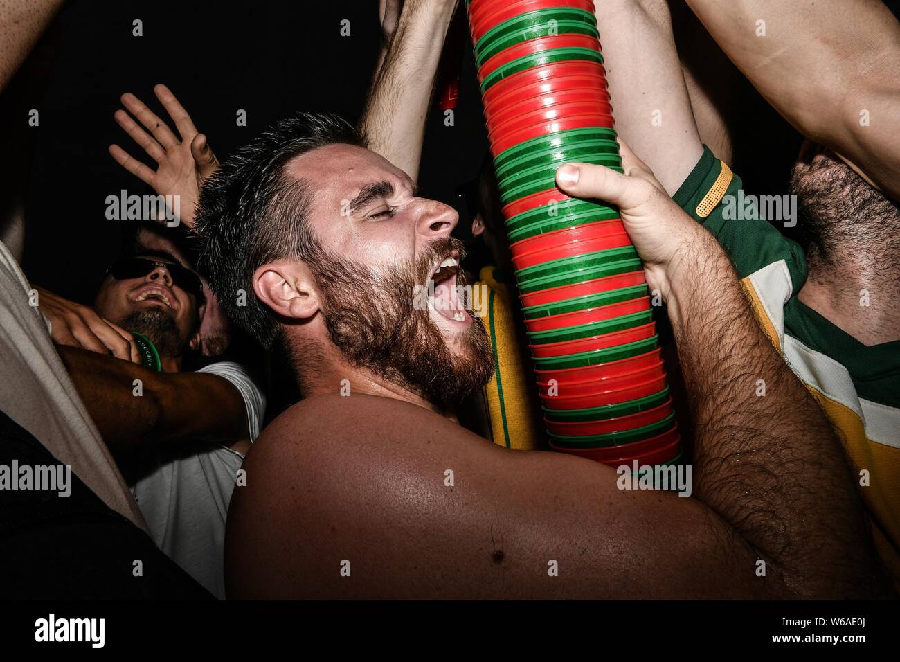 Fußball-Fans aus der ganzen Welt ein Mensch Turm zu bauen, um den Stack eine 5 Meter hohe Bier cup Turm auf ein Quadrat, um den 2018 FIFA-C Stockfoto