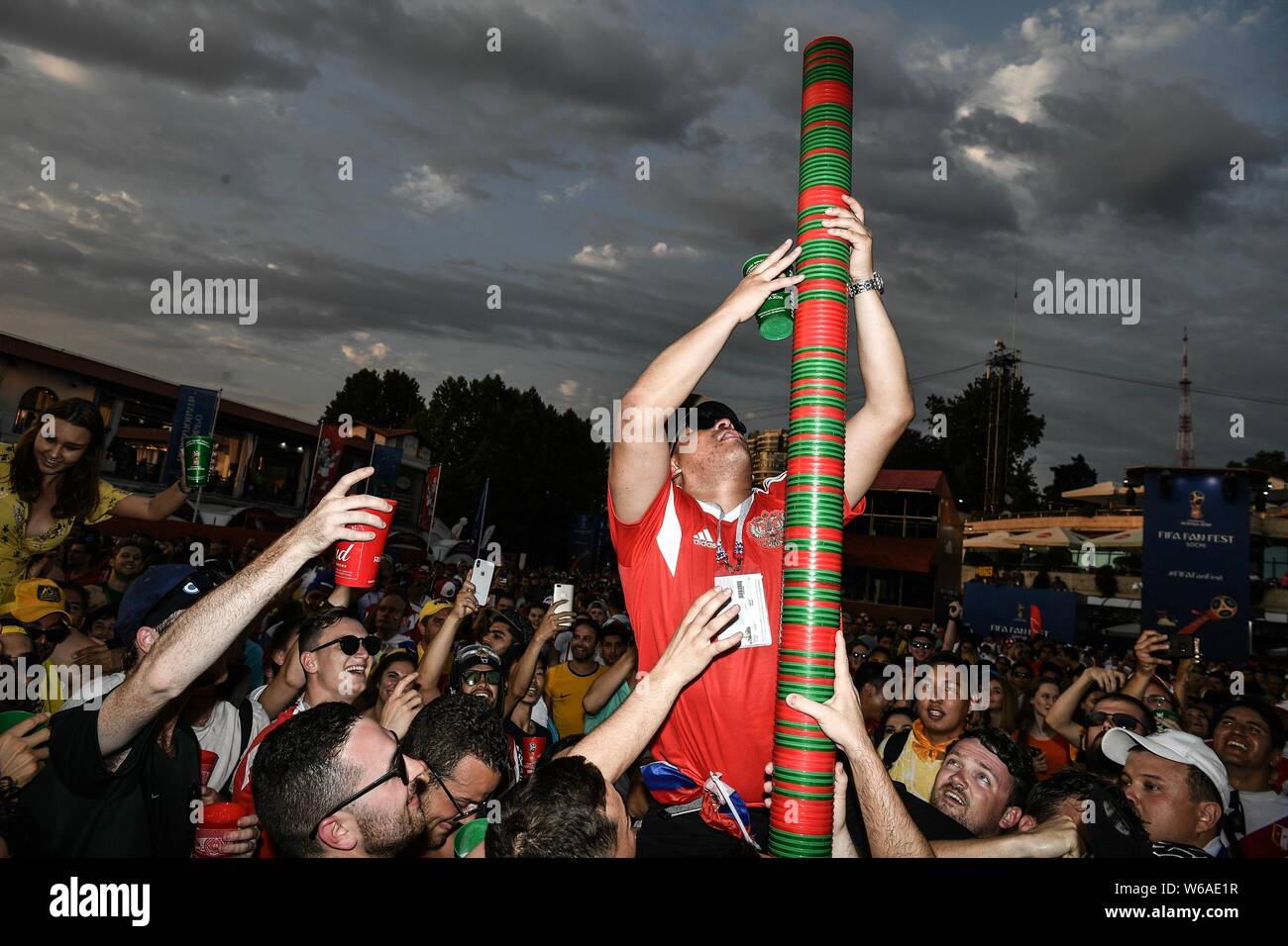 Fußball-Fans aus der ganzen Welt ein Mensch Turm zu bauen, um den Stack eine 5 Meter hohe Bier cup Turm auf ein Quadrat, um den 2018 FIFA-C Stockfoto