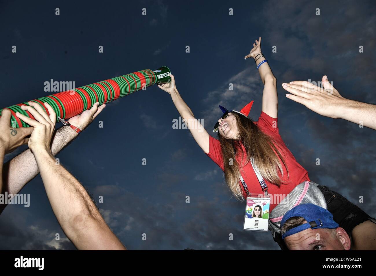 Fußball-Fans aus der ganzen Welt ein Mensch Turm zu bauen, um den Stack eine 5 Meter hohe Bier cup Turm auf ein Quadrat, um den 2018 FIFA-C Stockfoto