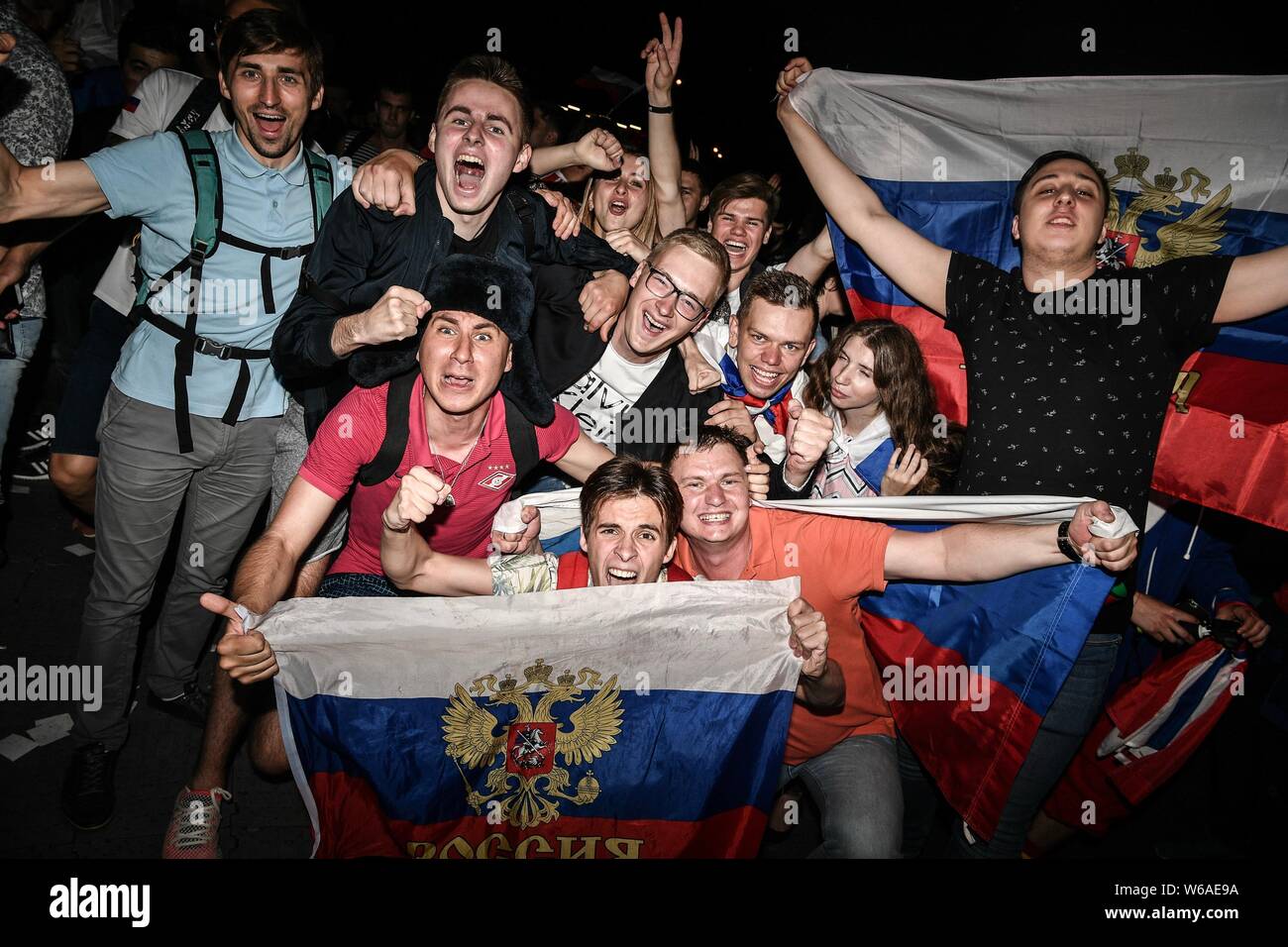 Russische Fans feiern nach Russland Ägypten in der Gruppe ein Spiel bei der FIFA WM 2018 in Moskau, Russland, 19. Juni 2018 besiegt. Russischen fans Stockfoto