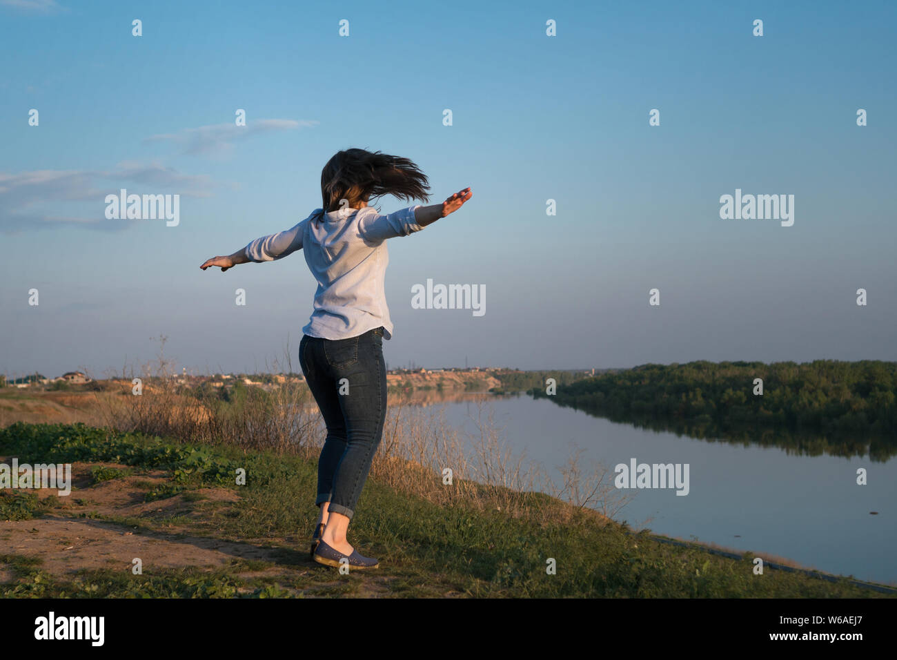 Wunderschöne Mädchen tanzen im Sommer Tag. Jocund blonde Dame in der Natur aufgehalten. Unkenntlich. Stockfoto