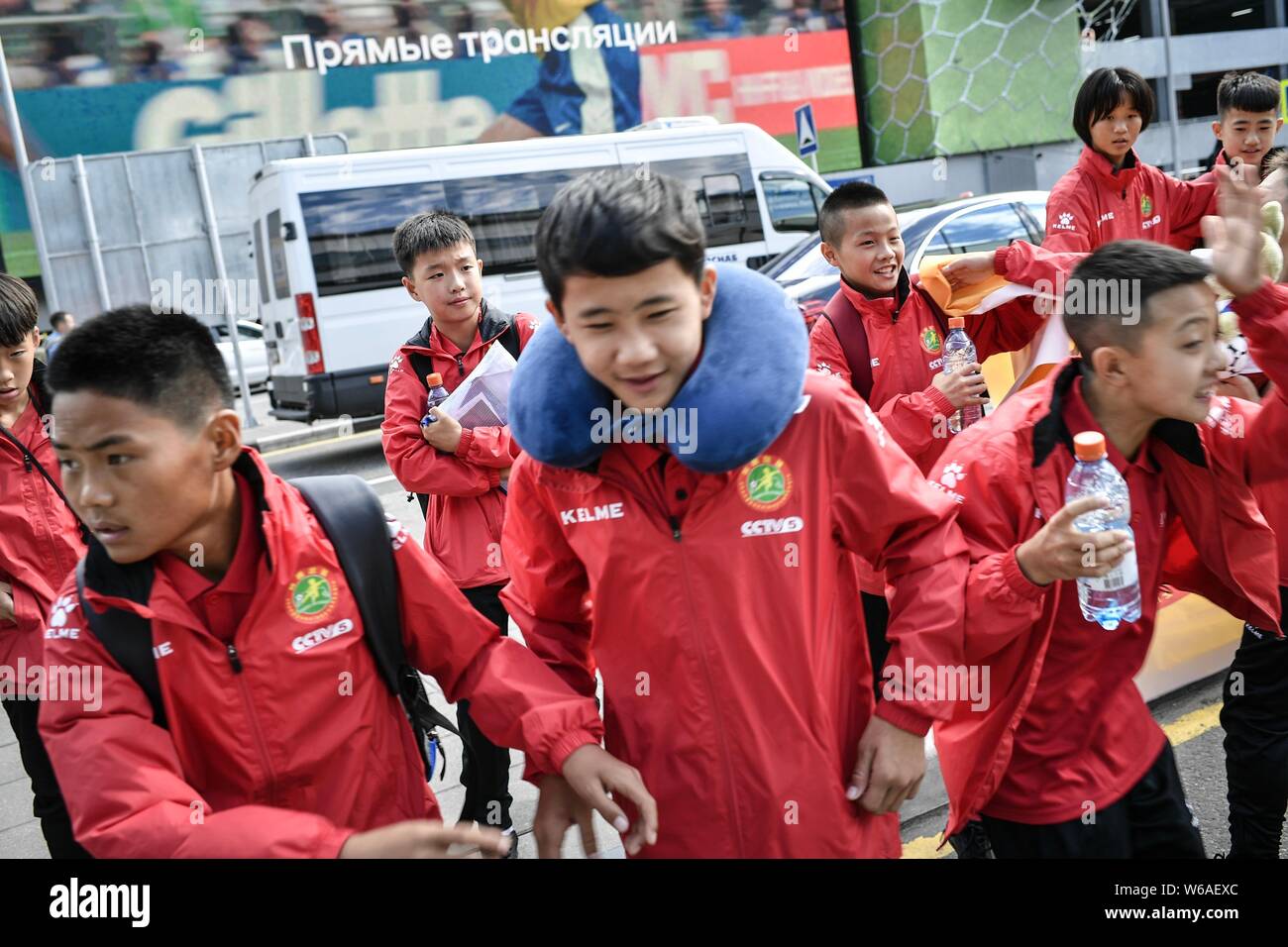 Chinesischer jugendlicher Fußballspieler abgebildet, nachdem sie an einem Stadion vor ein freundliches Fußballspiel mit Russland in Moskau, Russland, 11. Juni 201 Stockfoto