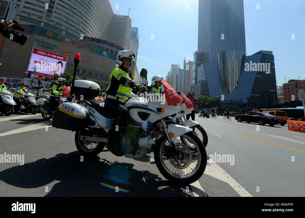 Chinesische hilfs Verkehr Polizisten pose mit Motorrädern während einer Veranstaltung der Datenverkehr für die nationale Hochschule Eingang 2018 zu schützen Stockfoto