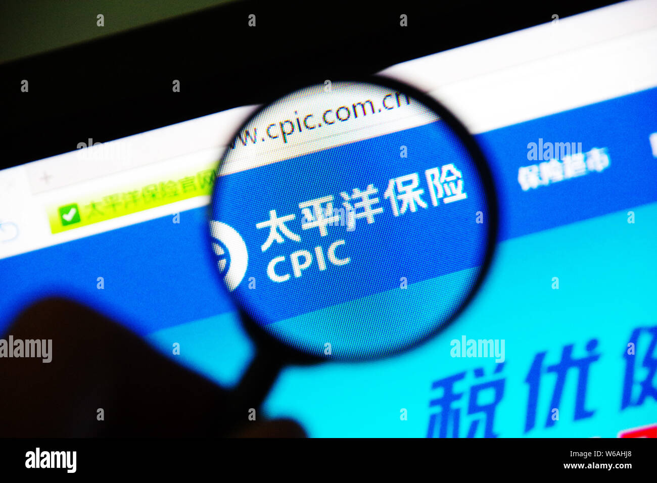 ---- Einen chinesischen Netizen durchsucht die Website von China Pacific Insurance Company (CPIC) in Ji'Nan, der ostchinesischen Provinz Shandong, 4. Juni 2018. Stockfoto