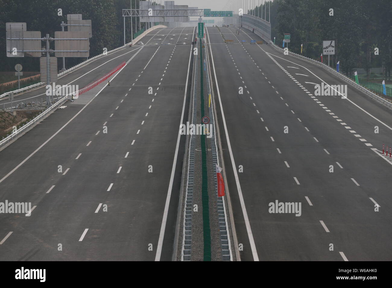 Blick auf die Baustelle des Tongzhou-Daxing Abschnitt der Capital Region Ring Expressway, genannt auch "Siebter Ring Road" von Peking, in Stockfoto