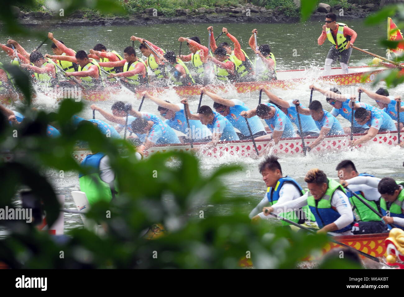 Die Teilnehmer konkurrieren in den Putuo Bein des 2018 China Drachenboot Meisterschaft auf der Suzhou Creek in Shanghai, China, 10. Juni 2018. Über 50 Teams Stockfoto