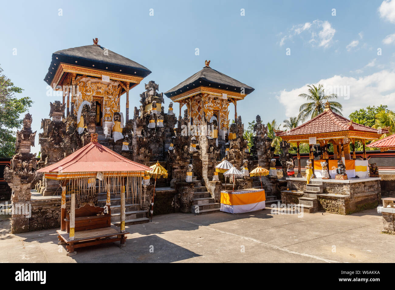 Weiß und Gelb Altäre von Pura Dalem Segara Madhu oder Pura Dalem Jagaraga - eine nördliche Balinesischen hinduistischen Tempel. Jagaraga, Buleleng, Bali, Indonesien. Stockfoto