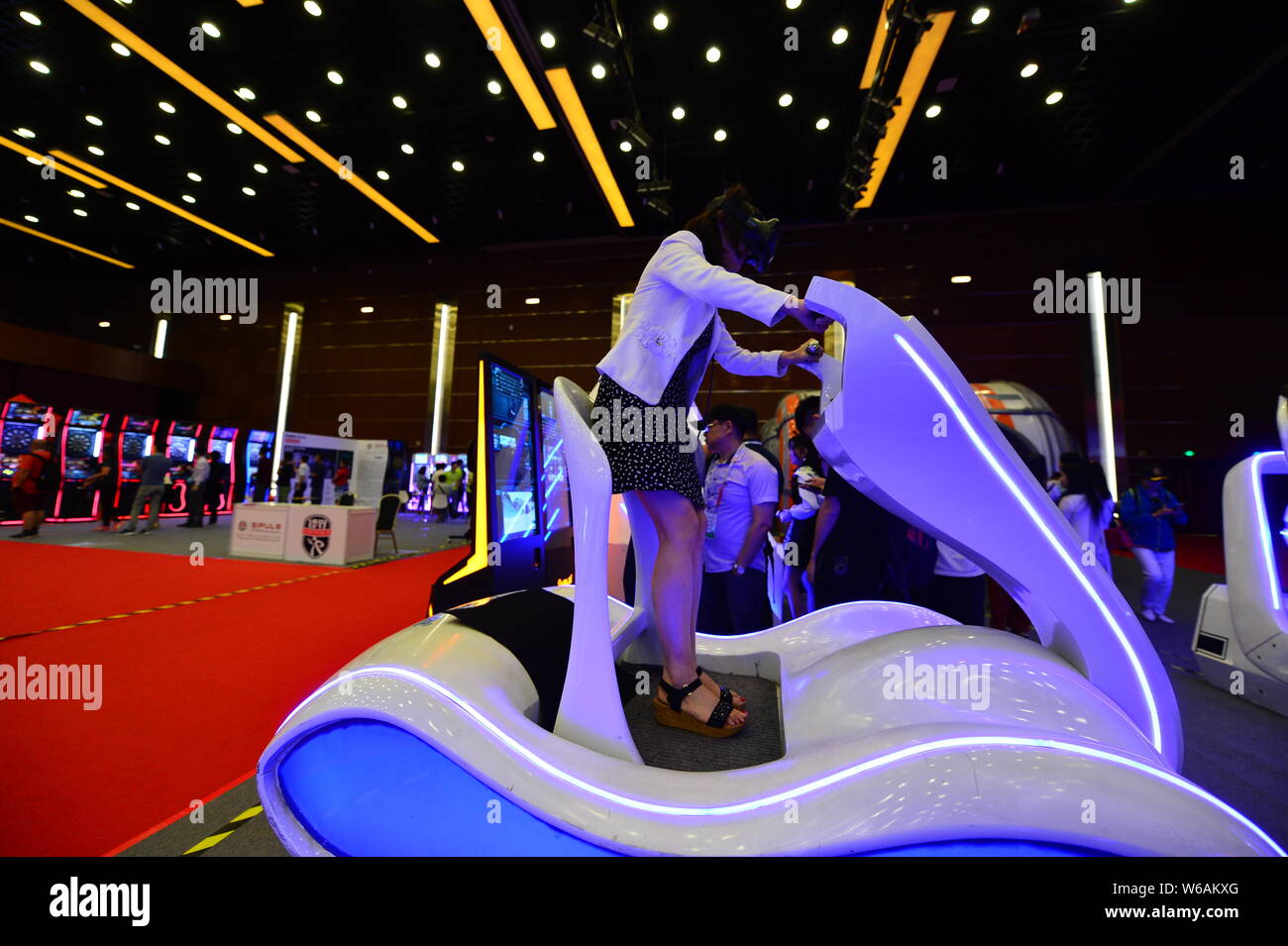 Besucher erleben virtuelle Realität (VR) Geräte während der China Internet Games (CIG 2018) in Peking, China, 31. Mai 2018. Das China Internet Gami Stockfoto