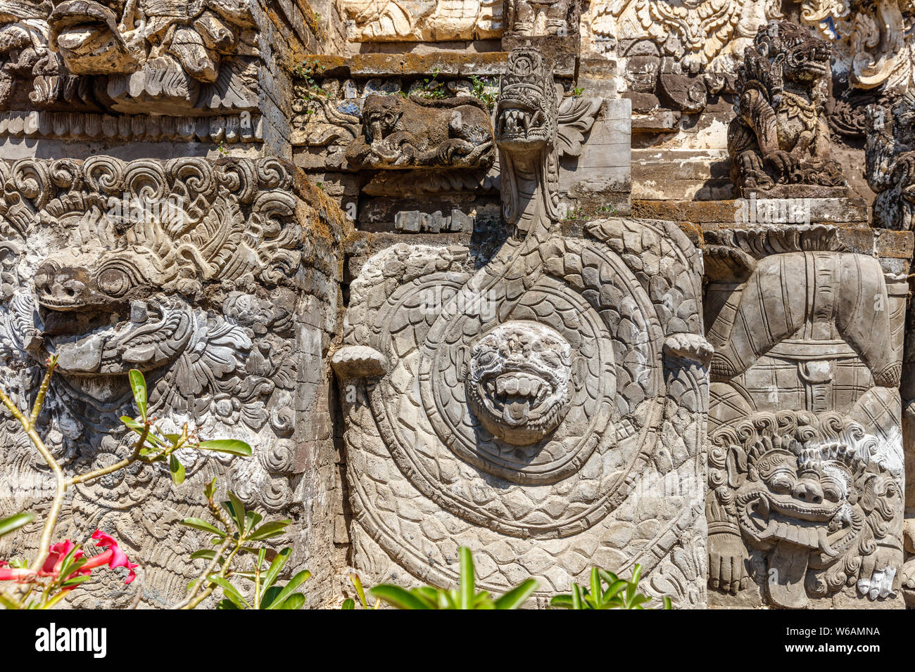 Steinbildhauerei im Pura Dalem Segara Madhu oder Pura Dalem Jagaraga - eine nördliche Balinesischen hinduistischen Tempel. Jagaraga Dorf, Buleleng, Bali, Indonesien. Stockfoto