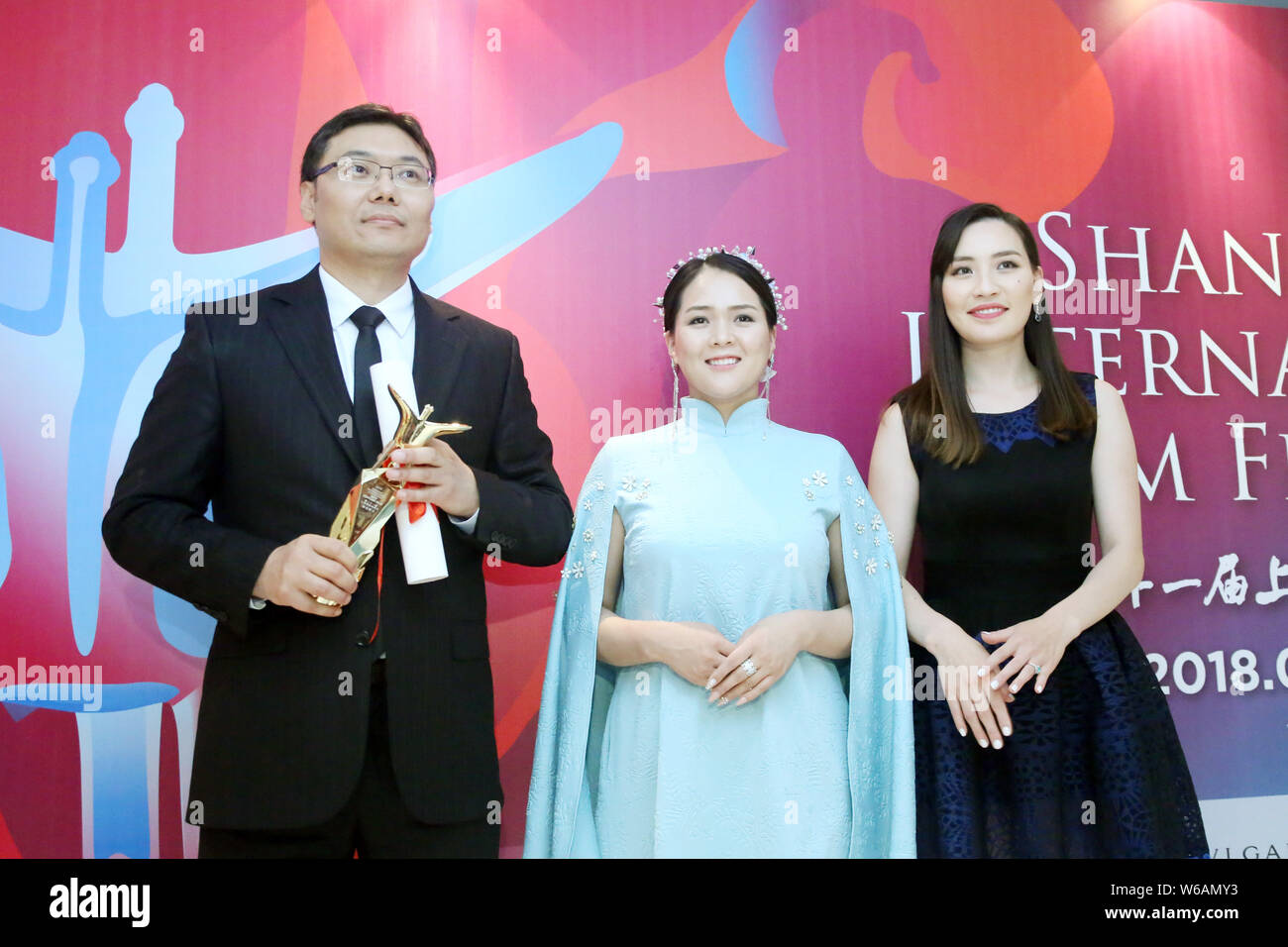Batbayar Chogsom, Links, Direktor der 'Paradies', gewinnt das beste Feature Film Award bei der Verleihung des 21. Goldener Pokal Auszeichnungen duri Stockfoto