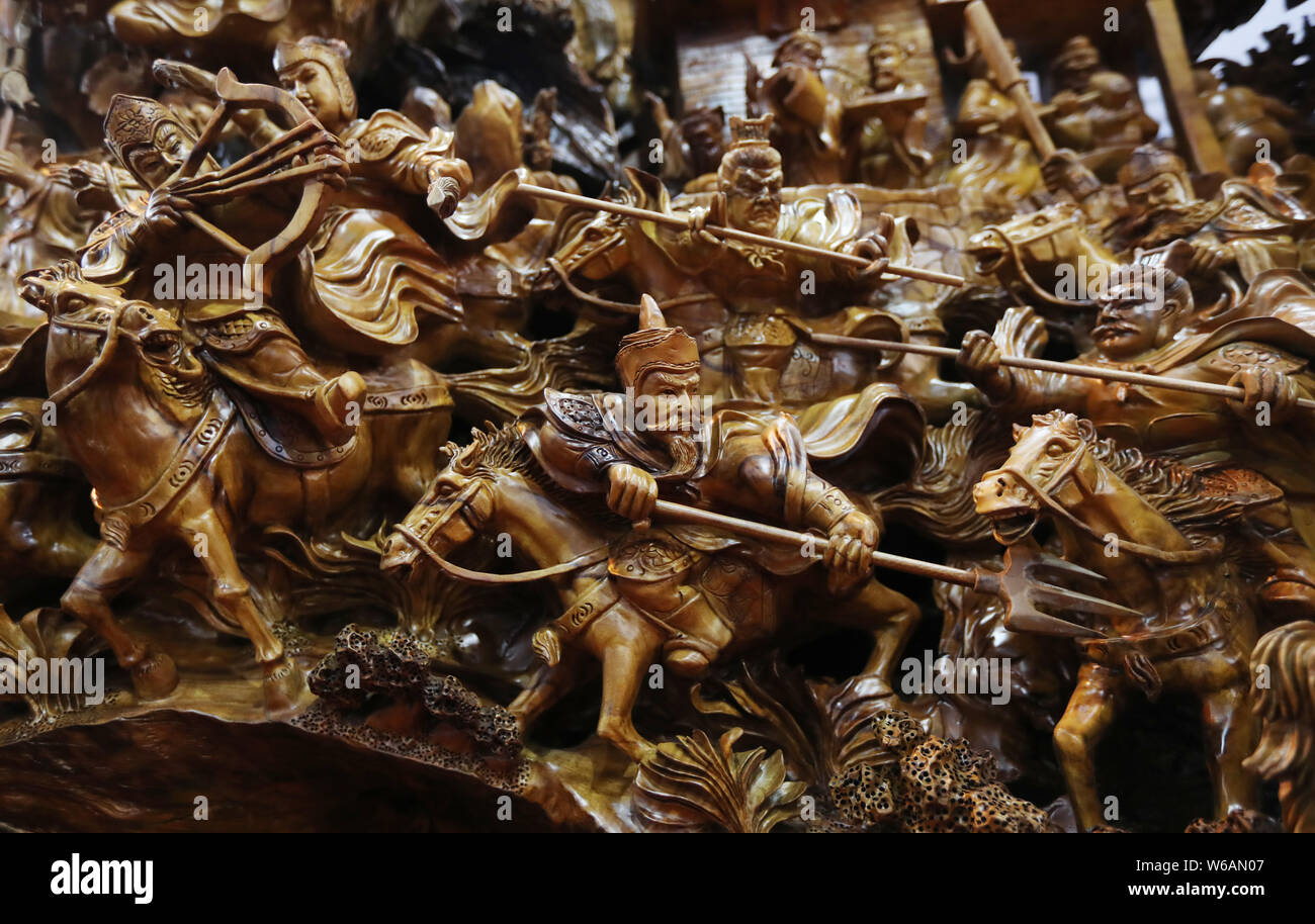 Eine Holzskulptur mit 108 Helden treffen am Berg Liang in der 'Rand', einer der vier großen klassischen Romane der chinesischen Literatur, Stockfoto