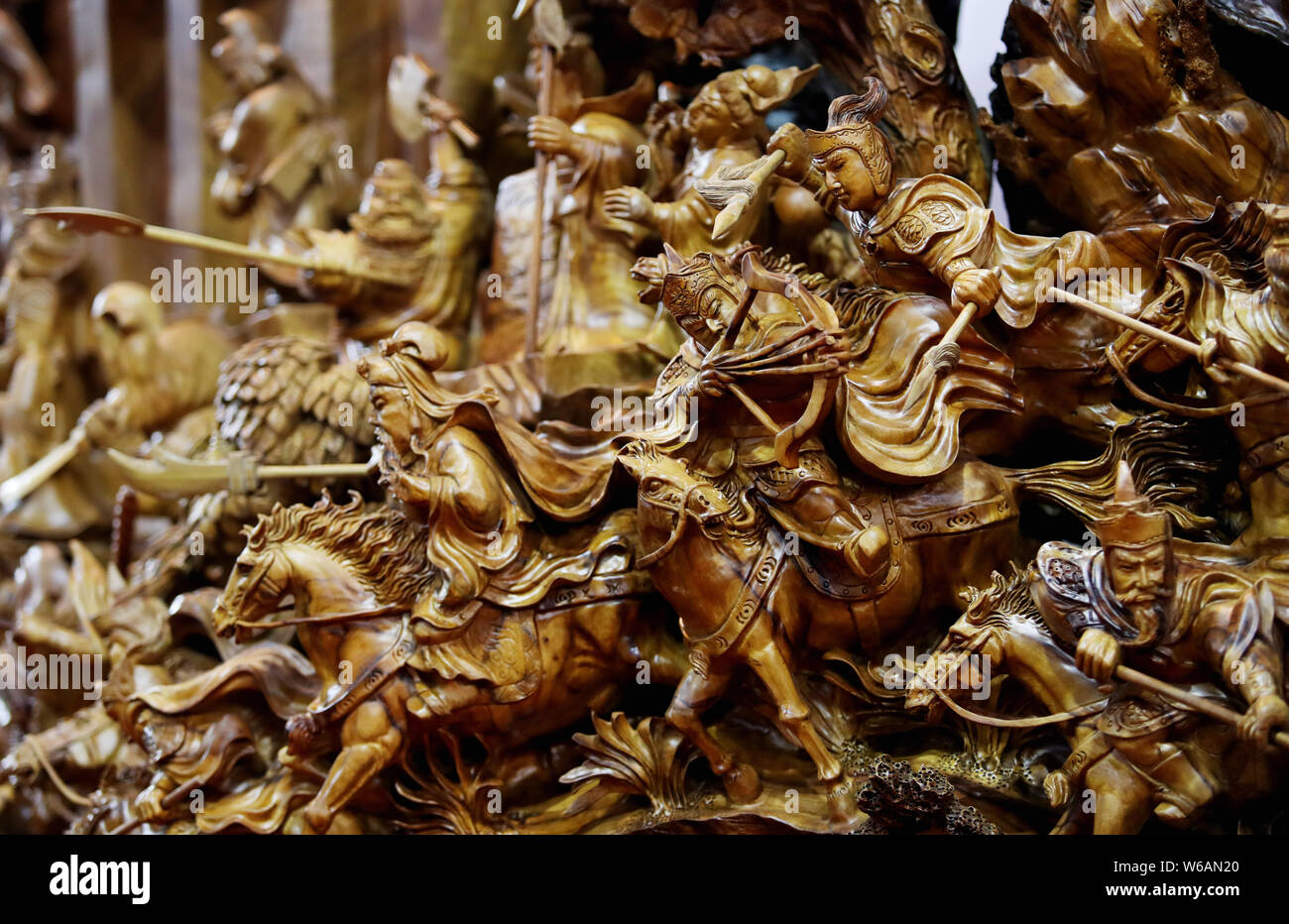 Eine Holzskulptur mit 108 Helden treffen am Berg Liang in der 'Rand', einer der vier großen klassischen Romane der chinesischen Literatur, Stockfoto