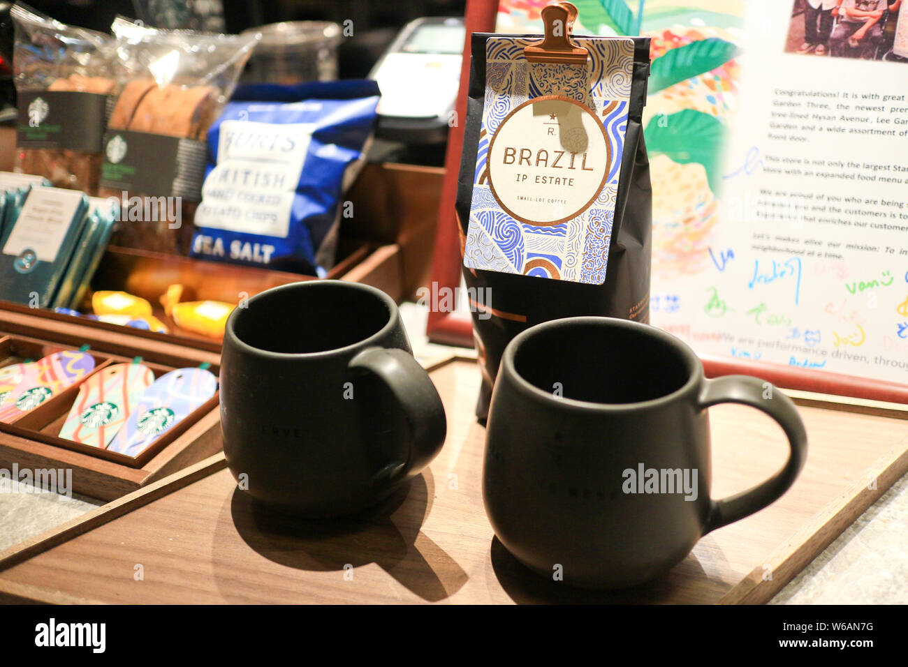 Innenansicht von Hong Kongs größten Starbucks Flagship Store an der Causeway Bay in Hongkong, China, 22. Juni 2018. Starbucks eröffnet sein neues Flaggschiff s Stockfoto