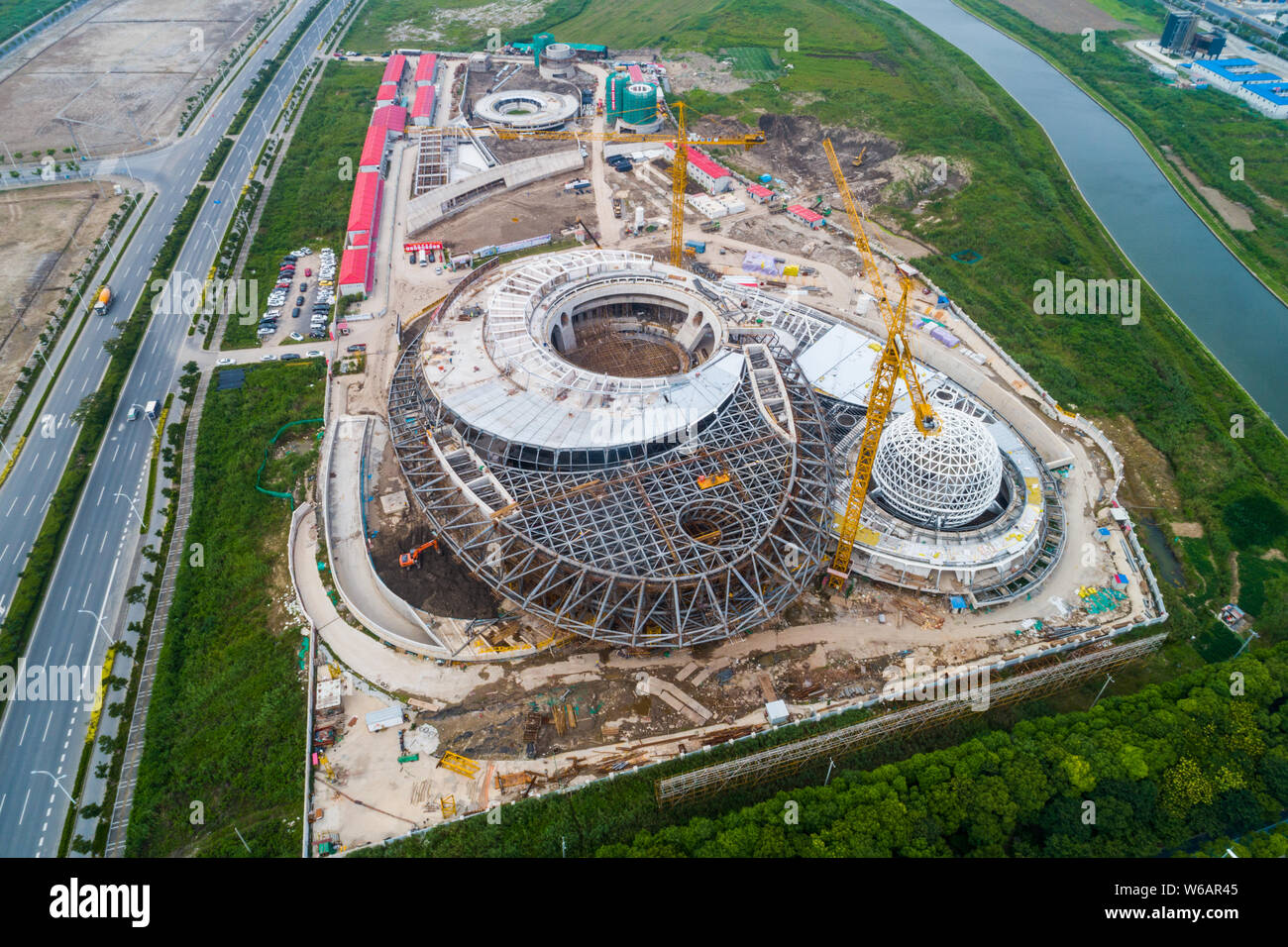 Ein Luftbild von der Shanghai Planetarium im Bau, das größte Planetarium der Welt nach seiner Fertigstellung, in Lingang Bereich Stockfoto