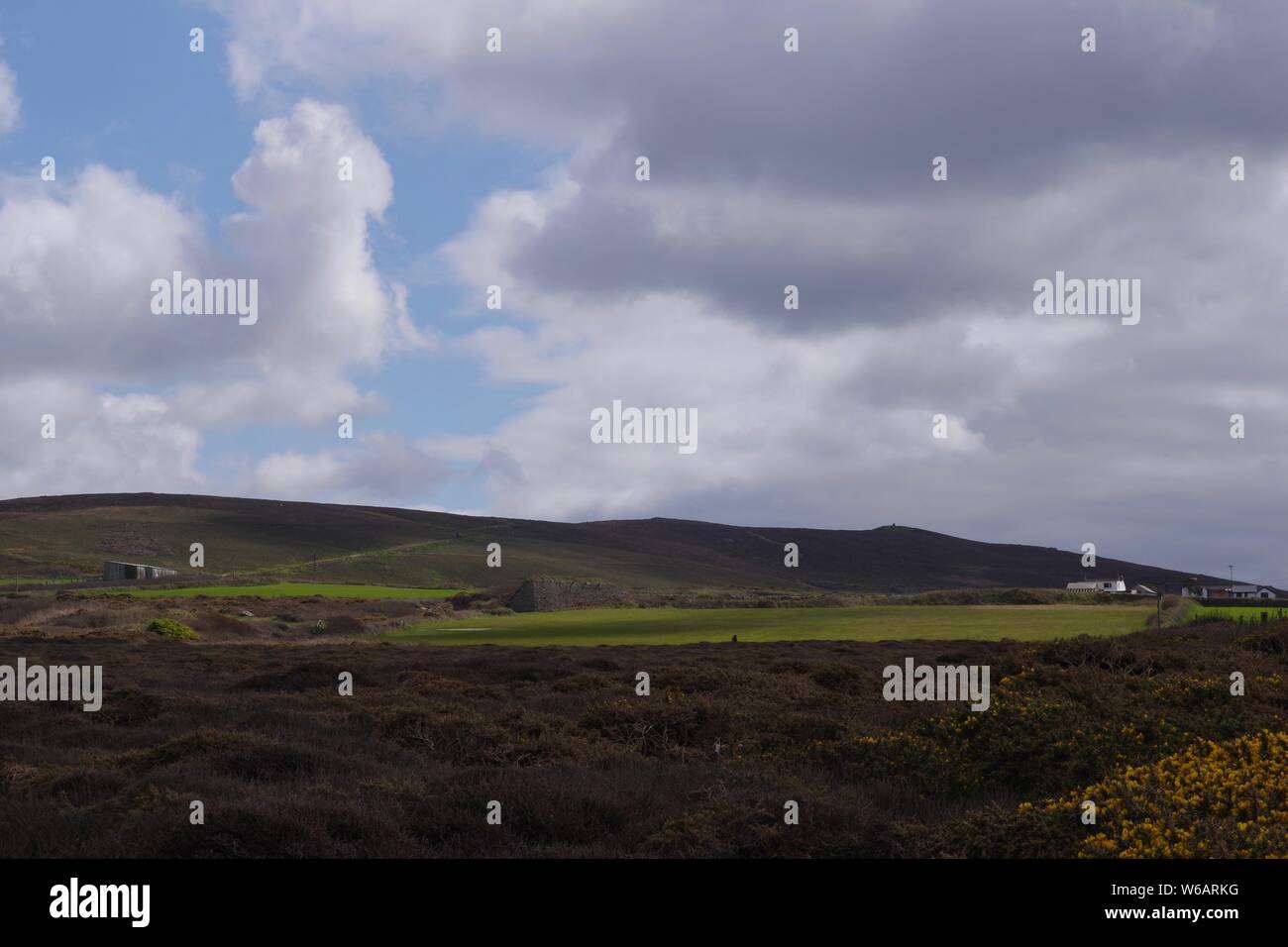 Cornish Farm an einem bewölkten Frühling. St Agnes Head, North Cornwall, UK. Stockfoto