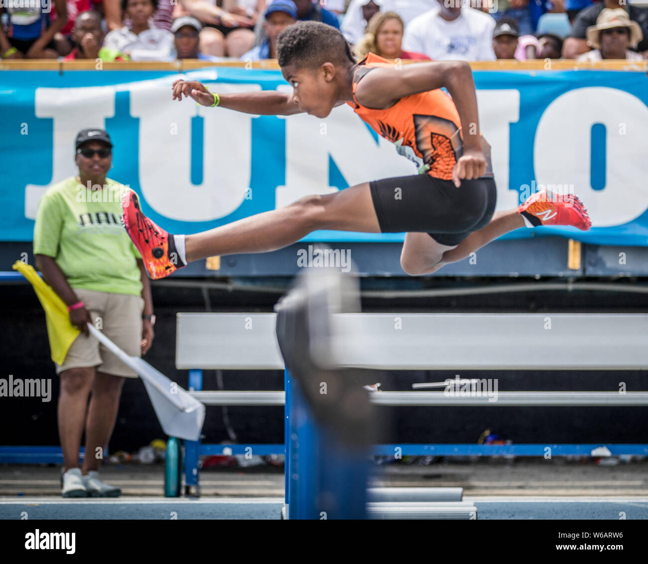 Greensboro, North Carolina, USA. Juli 31, 2019. Zachäus Brocks setzt einen nationalen Rekord mit einer Zeit von 12,46 Sekunden in der Jungen 80 Meter Hürden 11 Jahre alt während der 2019 AAU Junior Olympic Games bei BB&T Stadium in Greensboro, North Carolina. Prentice C. James/CSM/Alamy leben Nachrichten Stockfoto