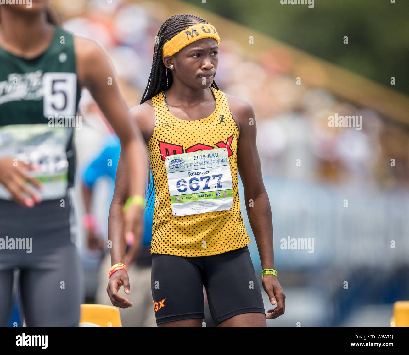 Greensboro, North Carolina, USA. Juli 31, 2019. Cha'iel Johnson von Miami Gardens Xpress bereitet sich auf den Start der Mädchen 800 Meter laufen 14 Jahre finale während der 2019 AAU Junior Olympic Games bei BB&T Stadium in Greensboro, North Carolina. Prentice C. James/CSM/Alamy leben Nachrichten Stockfoto