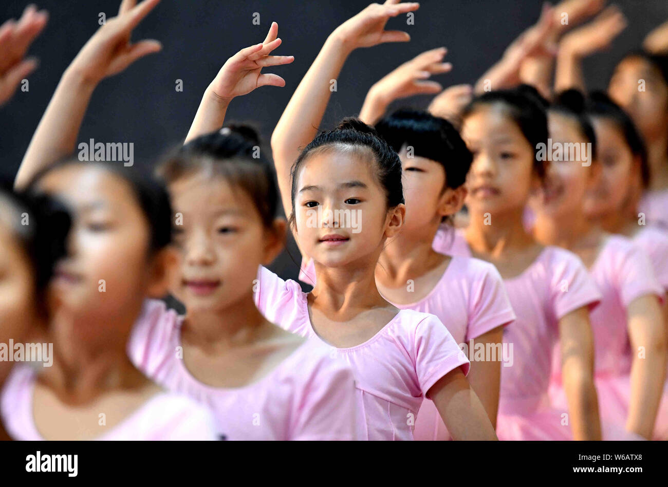 Junge chinesische Mädchen lernen tänzerischen Fähigkeiten zu einem Training Center in Stadt Bozhou, der ostchinesischen Provinz Anhui, 24. Juni 2018. Viele chinesische Eltern sind se Stockfoto