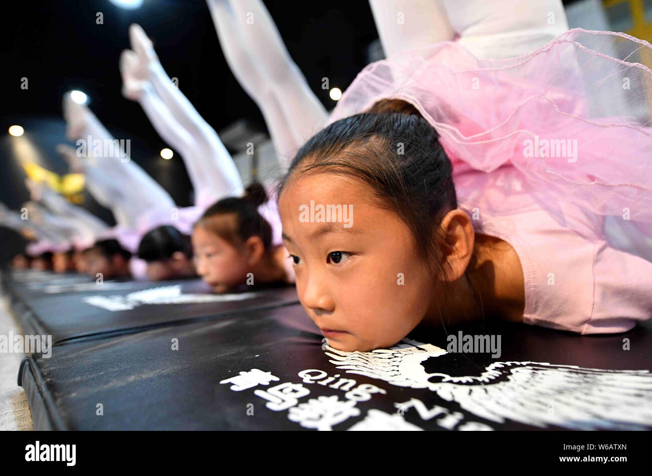 Junge chinesische Mädchen ihren Körper tänzerischen Fähigkeiten zu einem Training Center in Stadt Bozhou zu lernen, Bend, der ostchinesischen Provinz Anhui, 24. Juni 2018. Vielen C Stockfoto