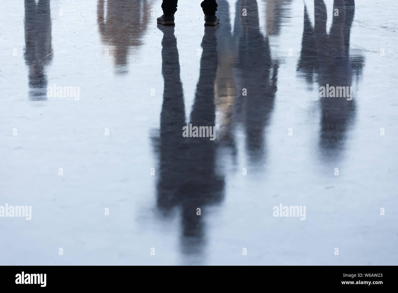 Schwarze Schatten einer Gruppe Menschen auf dem Boden. Stockfoto