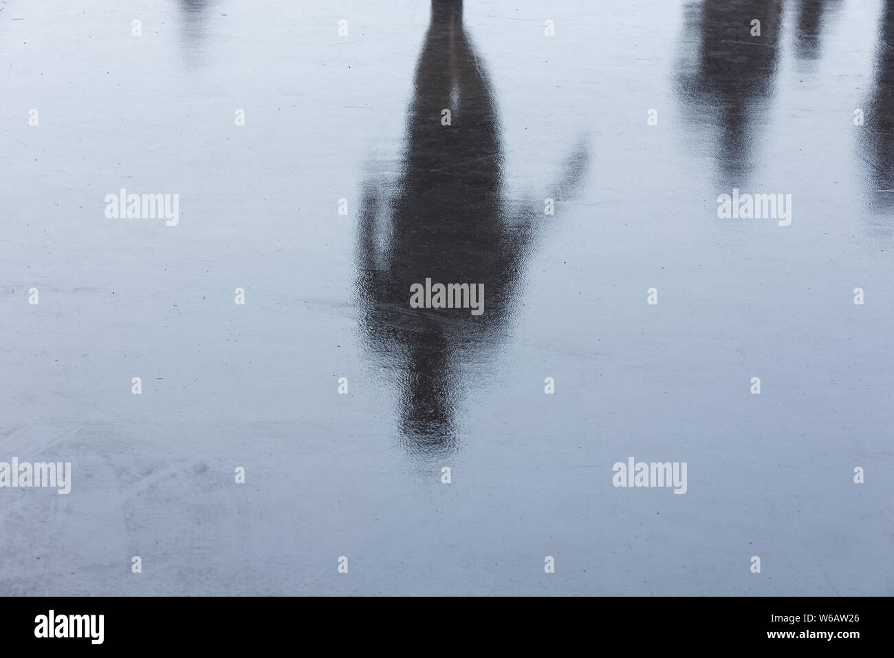 Schwarze Schatten einer Gruppe Menschen auf dem Boden. Stockfoto