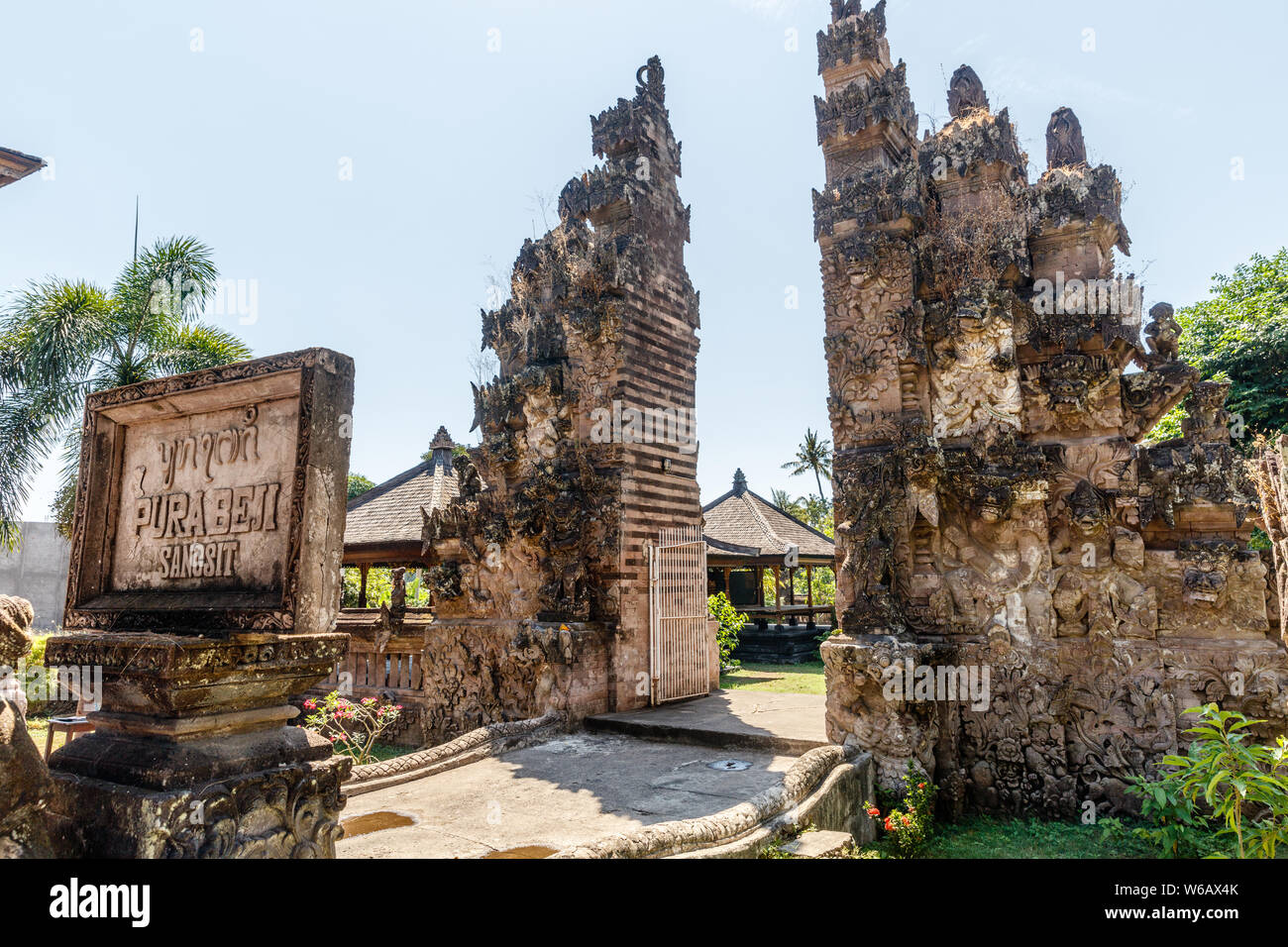 Stein Zeichen von Pura Beji Sangsit - eine nördliche Balinesischen hinduistischen Tempel. Sangsit Dorf, Buleleng, Bali, Indonesien. Stockfoto