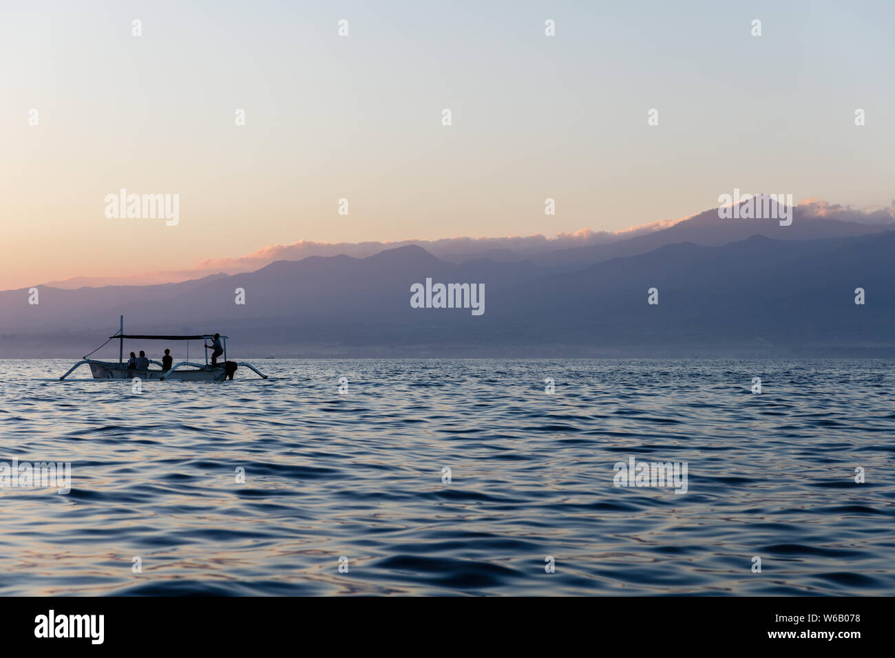 Sonnenaufgang und Morgen traditionellen Boote in Lovina. Buleleng Regency, Bali, Indonesien. Stockfoto