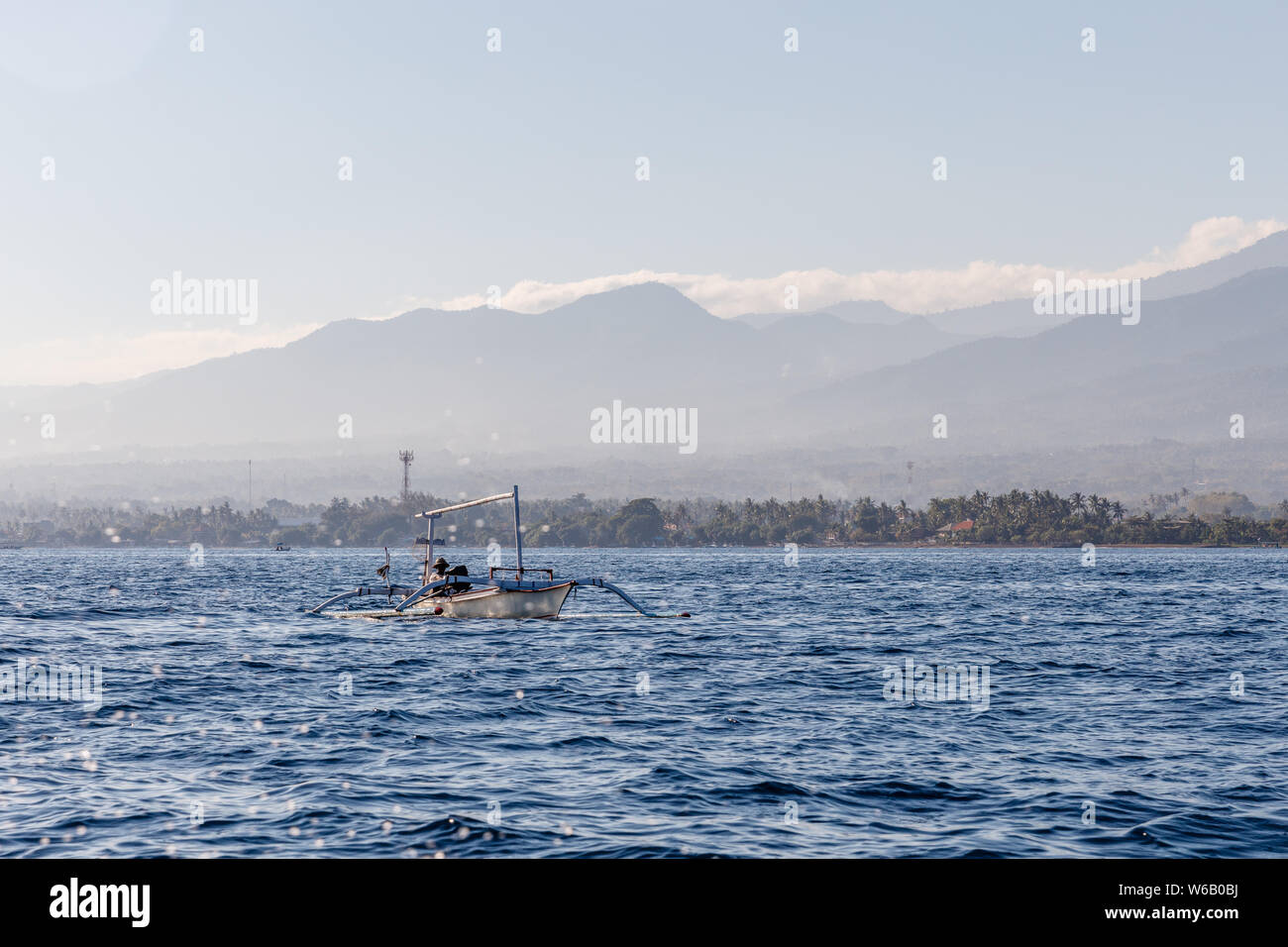 Sonnenaufgang und Morgen traditionellen Boote in Lovina. Buleleng Regency, Bali, Indonesien. Stockfoto