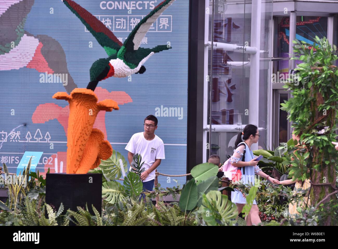 Besucher Blick auf Lego Skulpturen von New Yorker Künstler Sean Kenney während der "Natur verbindet "Lego Ausstellung in der Chengdu Internationa Stockfoto