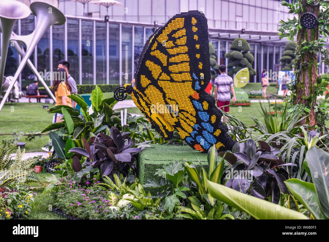 Ein Lego Skulptur der Schmetterling von New Yorker Künstler Sean Kenney ist auf Anzeige während der "Natur verbindet "Lego Ausstellung in der Chengdu ICH Stockfoto