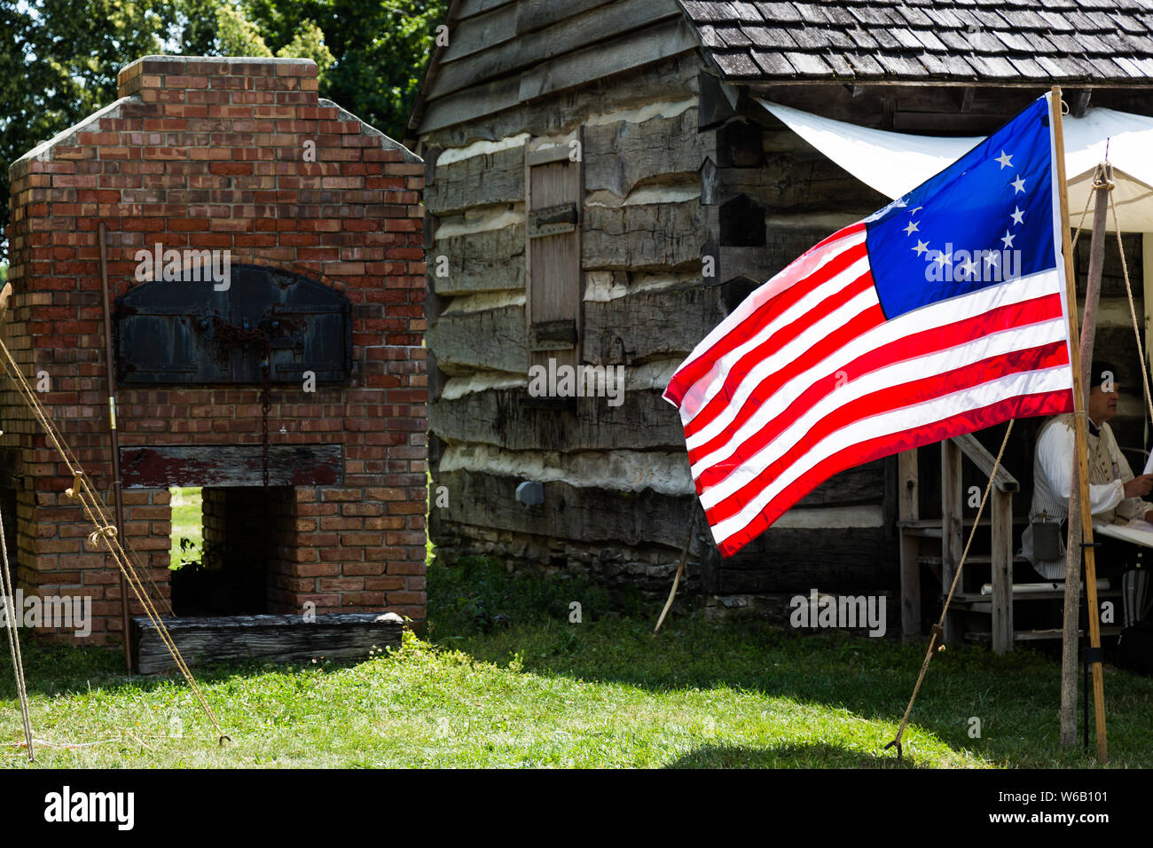 Ein Betsy Ross United Flaggenstaaten steht außerhalb eine Ausstellung am historischen Alten Fort Wayne in Fort Wayne, Indiana, USA. Stockfoto