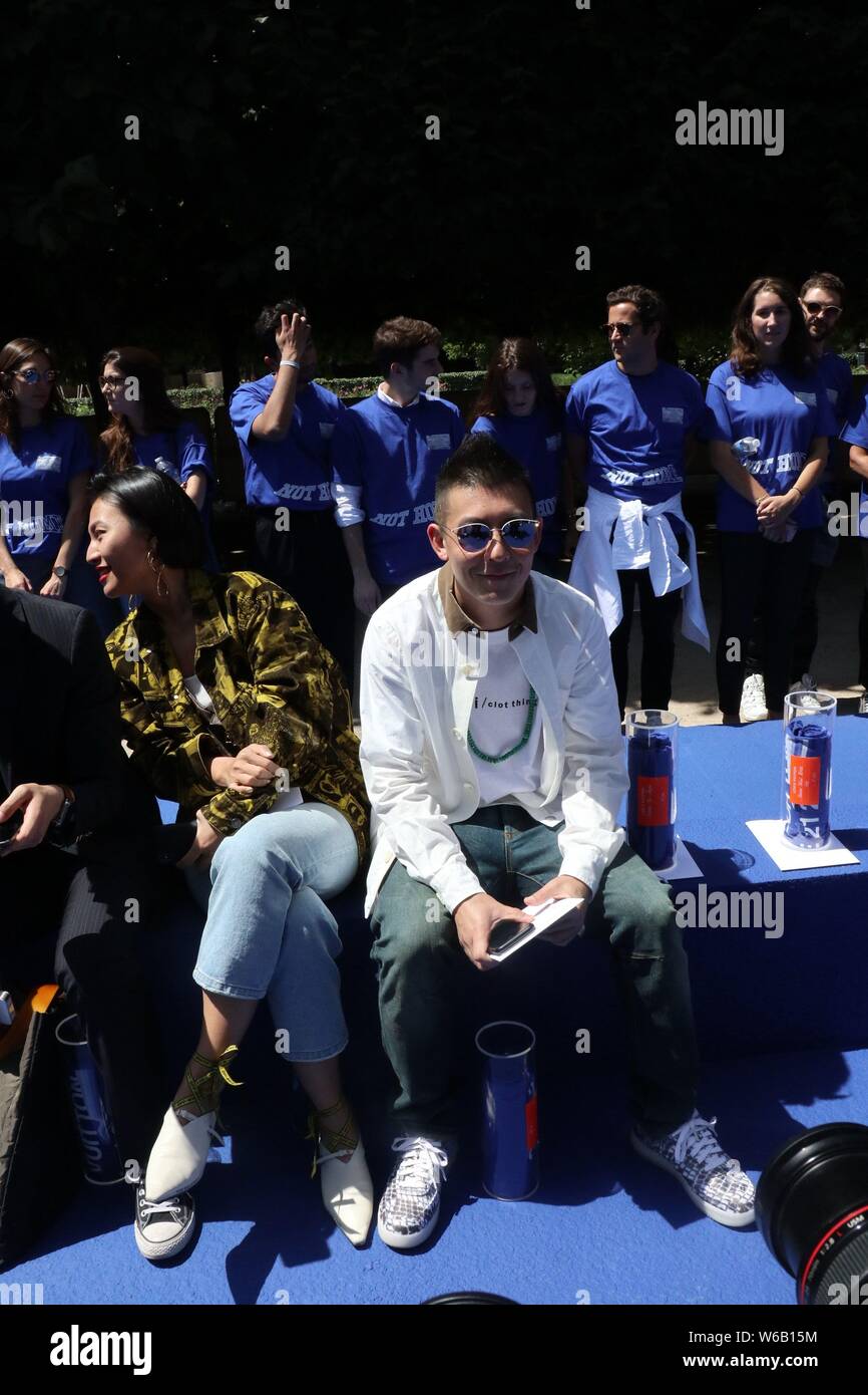 Louis Vuitton Paris Menswear Frühjahr Sommer Modell tragen graue  kragenlosen Hemd winzige Perlmutt Knöpfe und Schleife Befestigungstechnik,  weiß Stockfotografie - Alamy