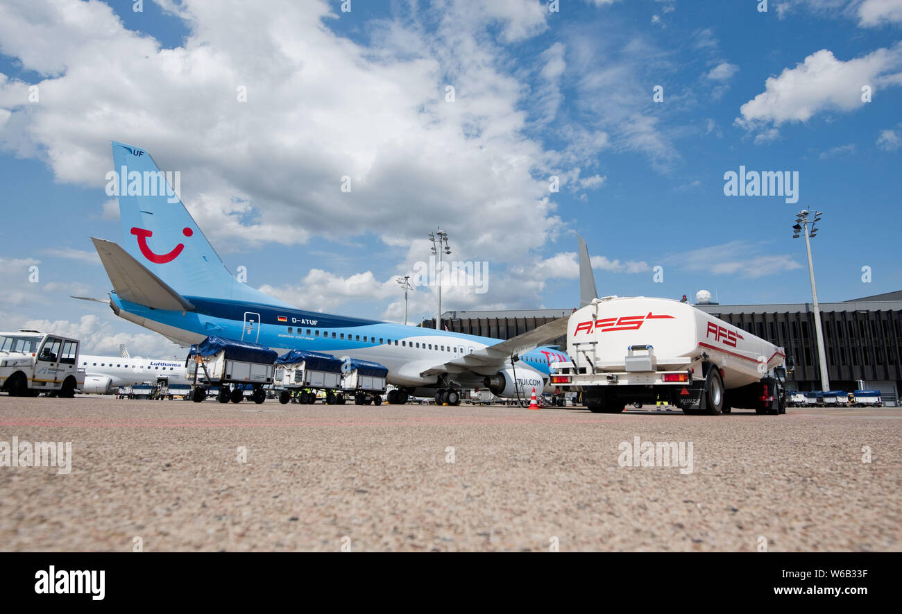 Hannover, Deutschland. Juli 31, 2019. Ein Tanker von AFS Aviation Fuel Services GmbH tankt ein Tuifly Boeing 737-800 mit Kerosin auf dem Vorfeld vom Flughafen Hannover. Credit: Julian Stratenschulte/dpa/Alamy leben Nachrichten Stockfoto