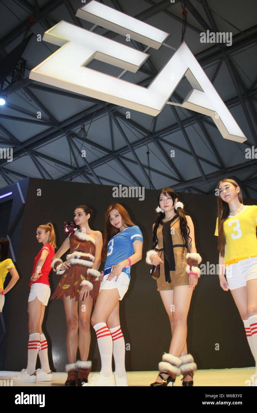 ---- Showgirls Pose auf dem Stand von EA (Electronic Arts) während des 13 China Digital Entertainment Expo, auch als ChinaJoy 2015 bekannt, in Shanghai. Stockfoto