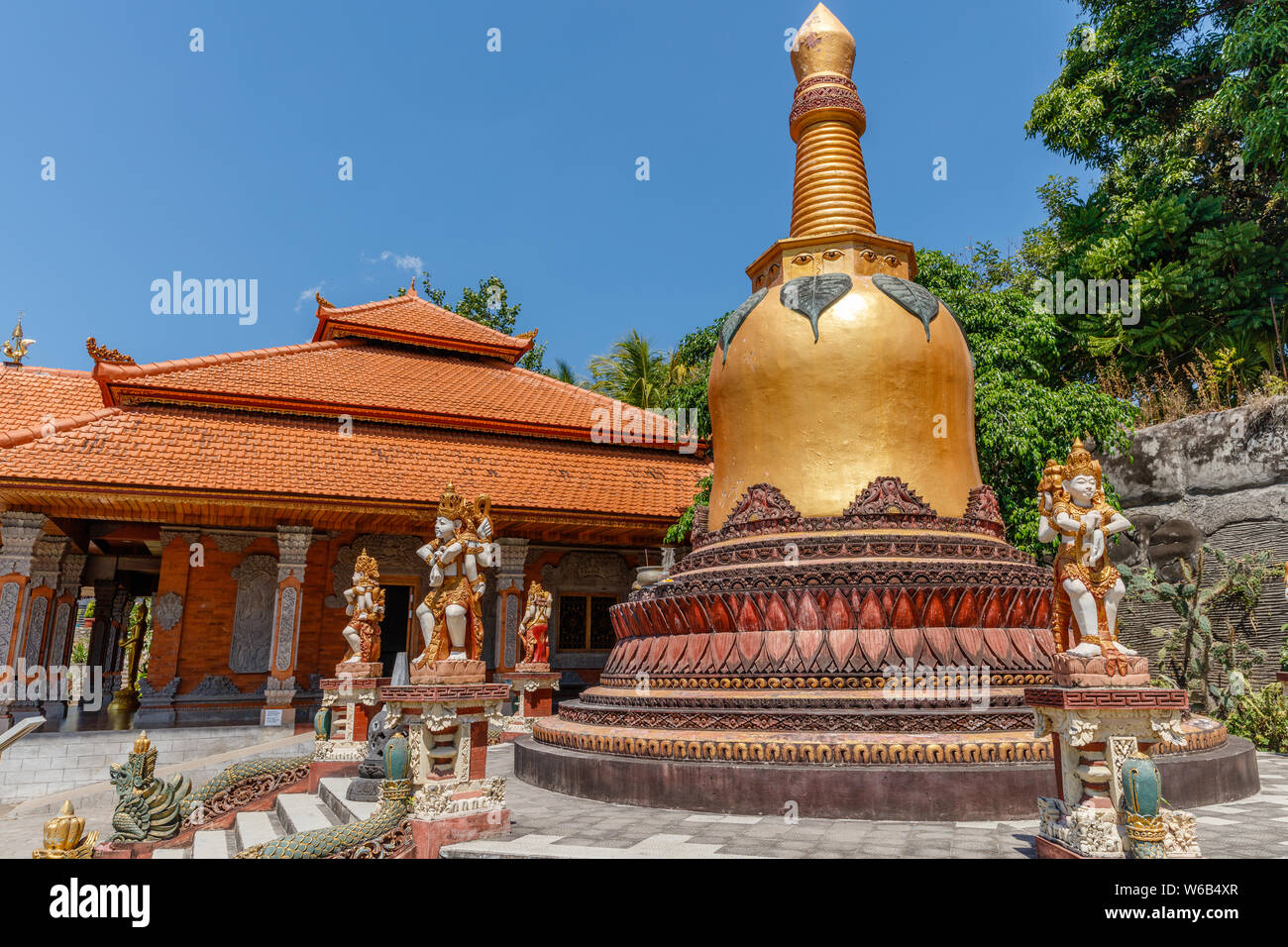 Goldene Stupa in Brahmavihara Arama (Vihara Buddha Banjar), buddhistische Tempel, Kloster in Banjar, Buleleng, Bali, Indonesien. Stockfoto