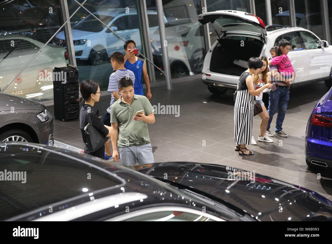 Chinesische Käufer shop für Audi Fahrzeuge bei einem Händler in der Nacht vor der Hainan's Auto Kauf Softwareeinschränkungsrichtlinie Effekt in Stadt Haikou, China's Stockfoto