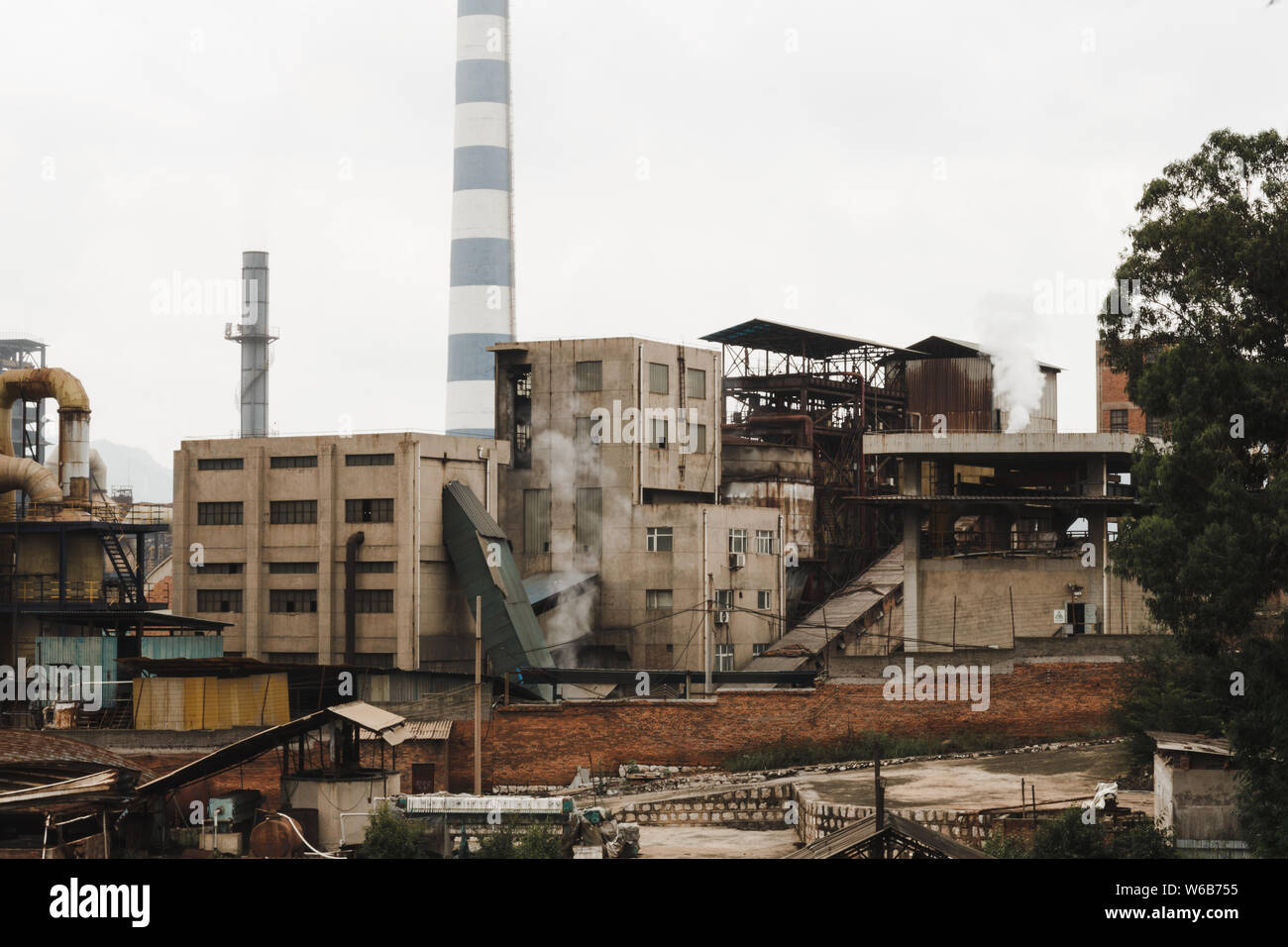 Industrielle Installation absaugende Dämpfe in China Stockfoto