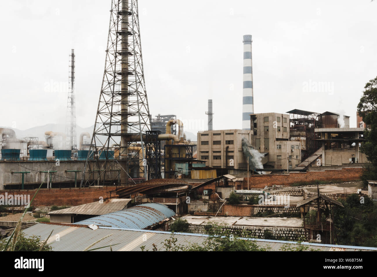 Industrielle Installation absaugende Dämpfe in China Stockfoto