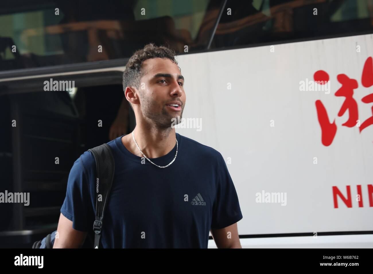 Ein Spieler der nationalen Volleyball der Vereinigten Staaten Männer Mannschaft kommt in einem Hotel für den Pool 2 Vorrunde Gleichen während der 2018 FIVB Volleyball Männer Stockfoto