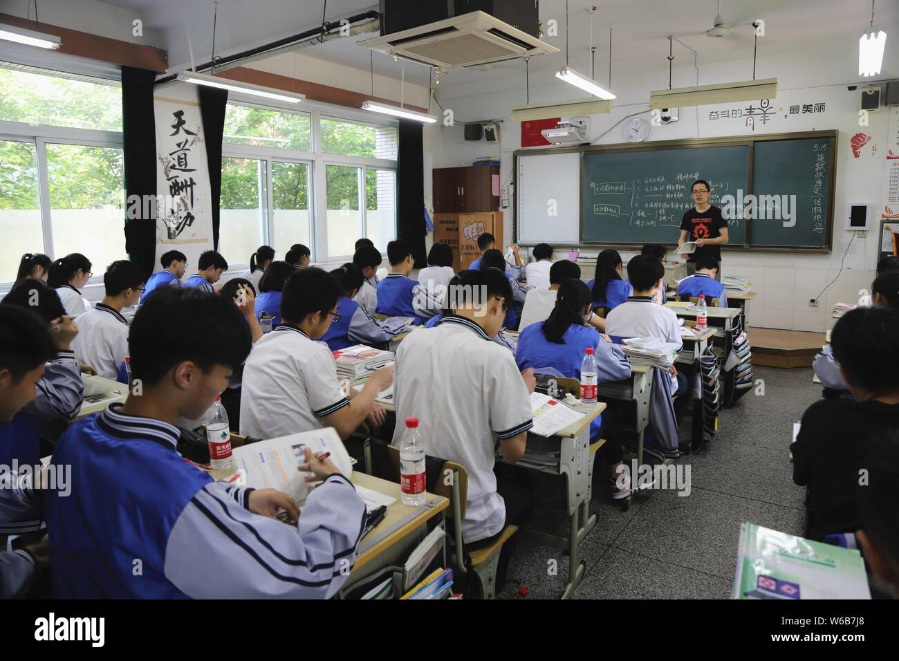 Schülerinnen und Schüler der Klasse in einem Klassenzimmer mit einer Überwachungskamera in einem Gymnasium in Hangzhou city ausgestattet, der ostchinesischen Provinz Zhejiang, 15. Mai 201 Stockfoto