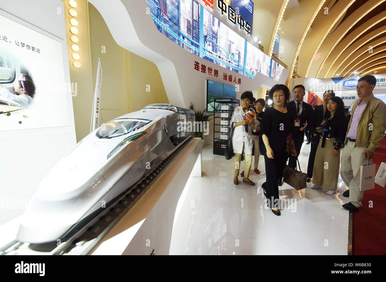 Ein Modell der Bahn eines Konzepts Intercontinental high-speed Electric Multiple Unit (EMU) ist auf dem Stand von Crrc (China Eisenbahnrollmaterial Co Stockfoto