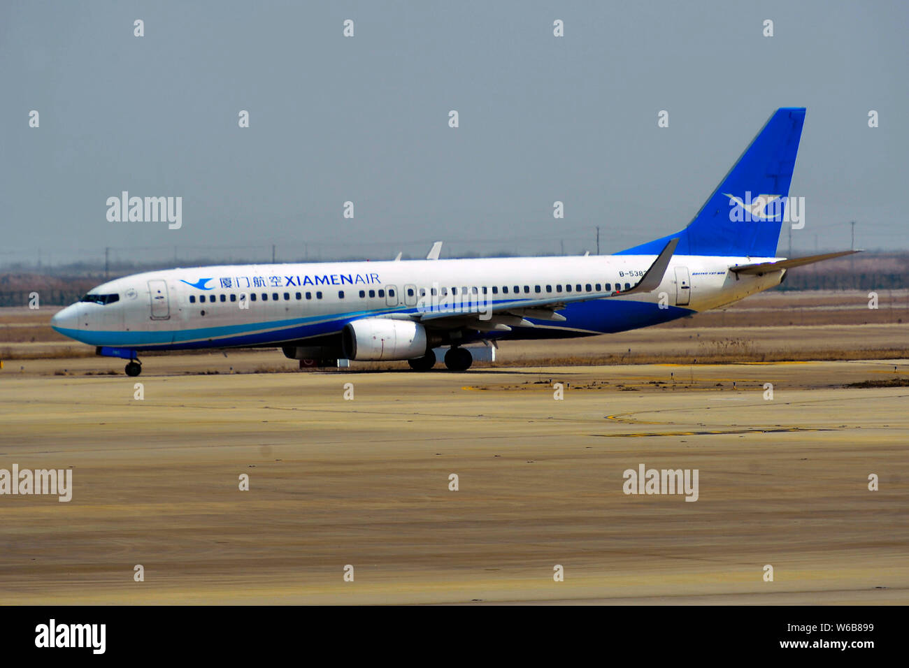 ------ Boeing 737-86 N Düsenflugzeug von Xiamen Airlines am internationalen Flughafen Shanghai Pudong in Shanghai, China, 3. März 2017. China Stockfoto