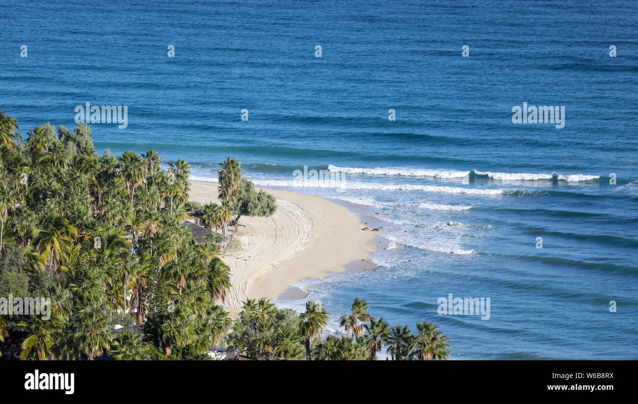 Blick von der Anhöhe am Strand von Los Barriles auf dem Meer von Cortez. Stockfoto