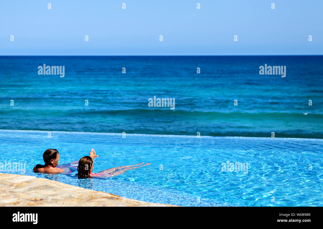 Fette E-Bikes am Strand fahren Stockfoto