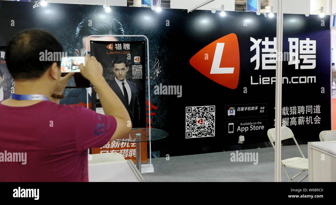 ---- Leute besuchen den Stand der Chinesischen Online Recruitment Agency Liepin.com während einer Ausstellung in Peking, China, 4. August 2016. Liepin.Com, auf Stockfoto