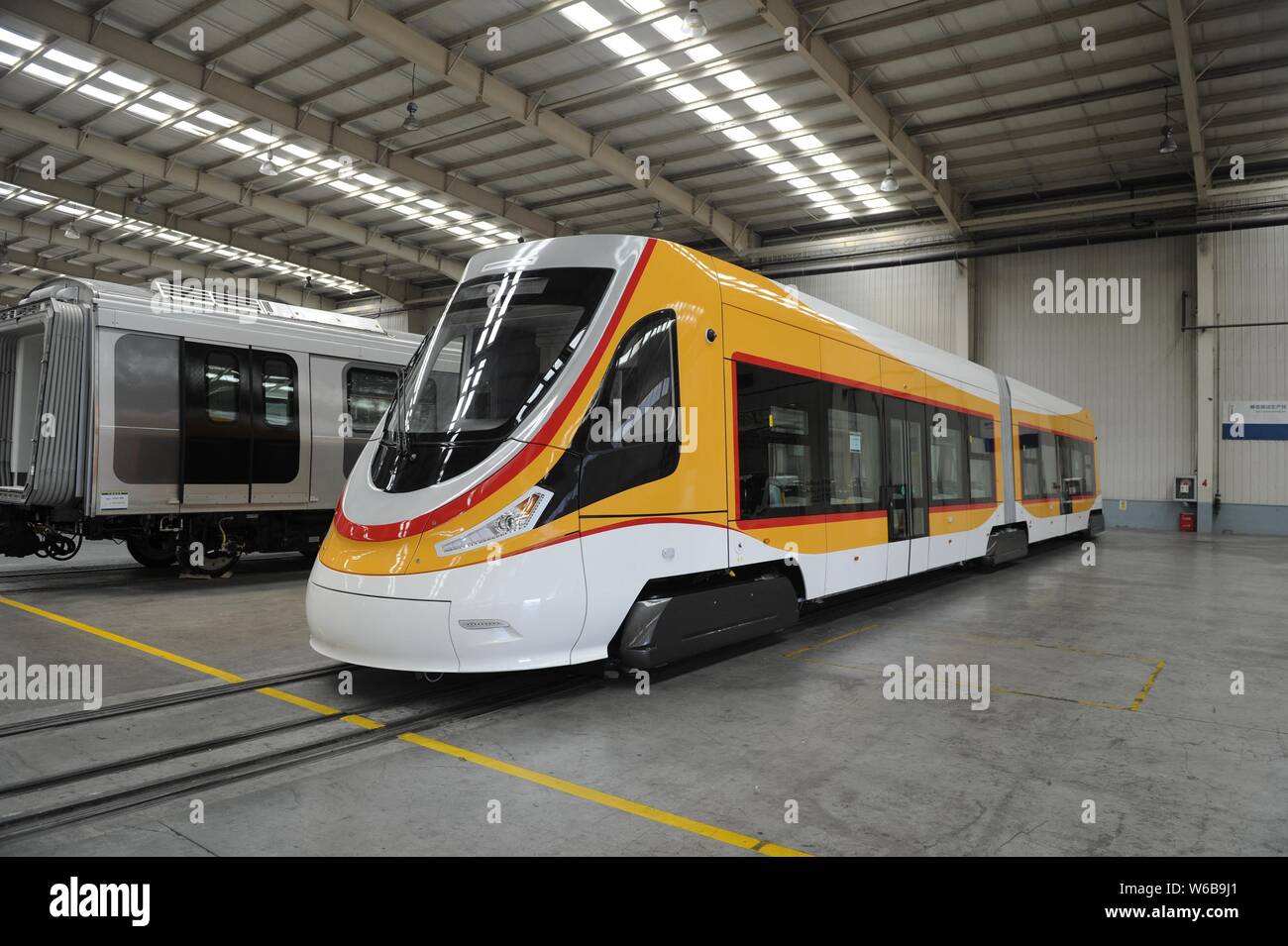 Ein Super Hybrid-betriebene Straßenbahn die erste Straßenbahn in der qinghai-tibet Plateau werden dargestellt wird während der Off-line-Zeremonie an crrc Qingdao Stockfoto