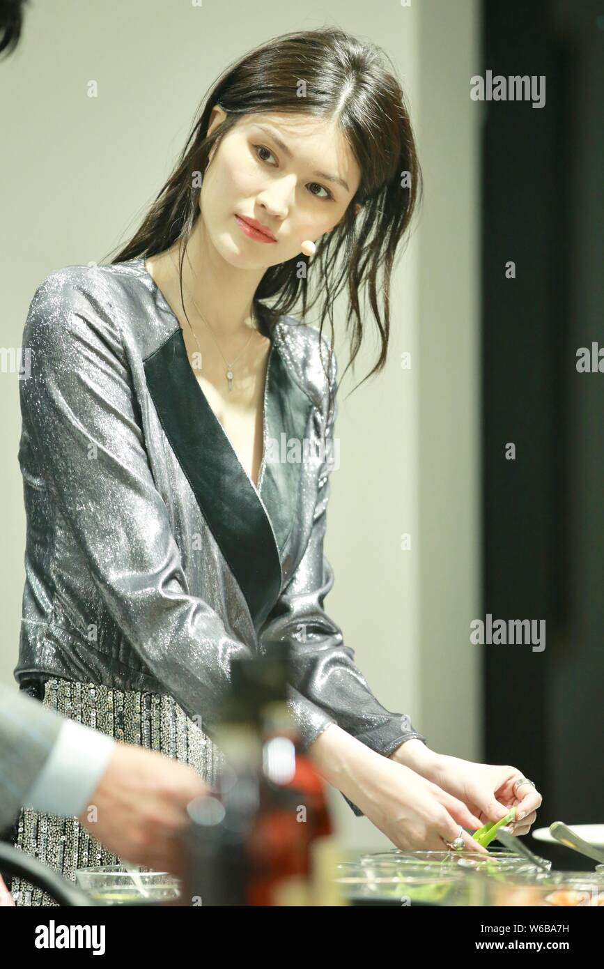 Chinesische Modell er Sui die Eröffnungsfeier für ein Pop-up-Store besucht von Hennessy in Shanghai, China, 25. Mai 2018. Stockfoto