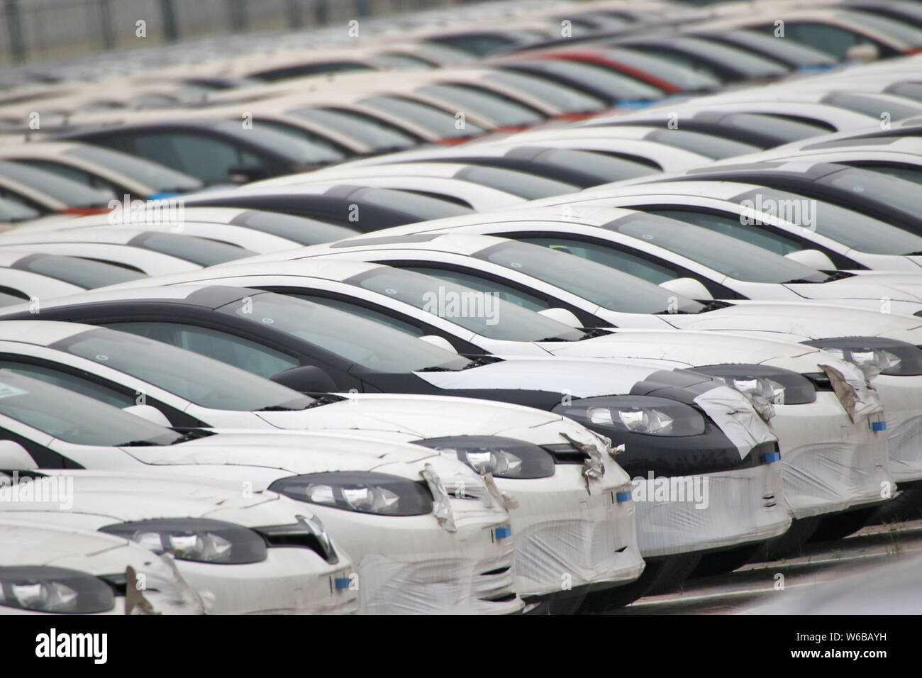 ---- Importierte Autos sind am Hafen von Qingdao in Qingdao Stadt gesäumt, der ostchinesischen Provinz Shandong, 28. Mai 2016. China wird Einfuhrzoll Schnitt Stockfoto