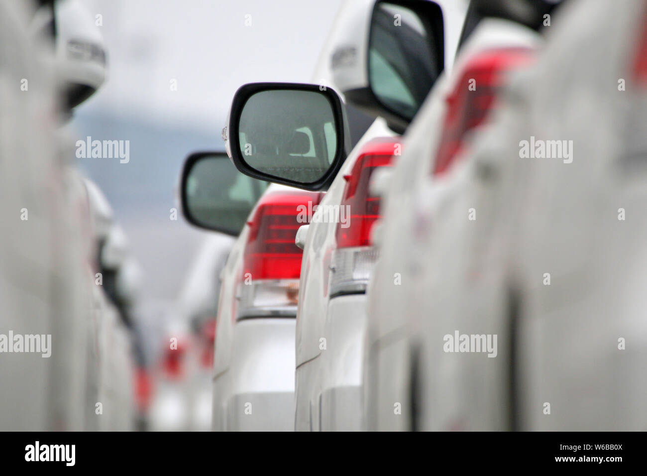 ---- Importierte Autos sind am Hafen von Qingdao in Qingdao Stadt gesäumt, der ostchinesischen Provinz Shandong, 28. Mai 2016. China wird Einfuhrzoll Schnitt Stockfoto