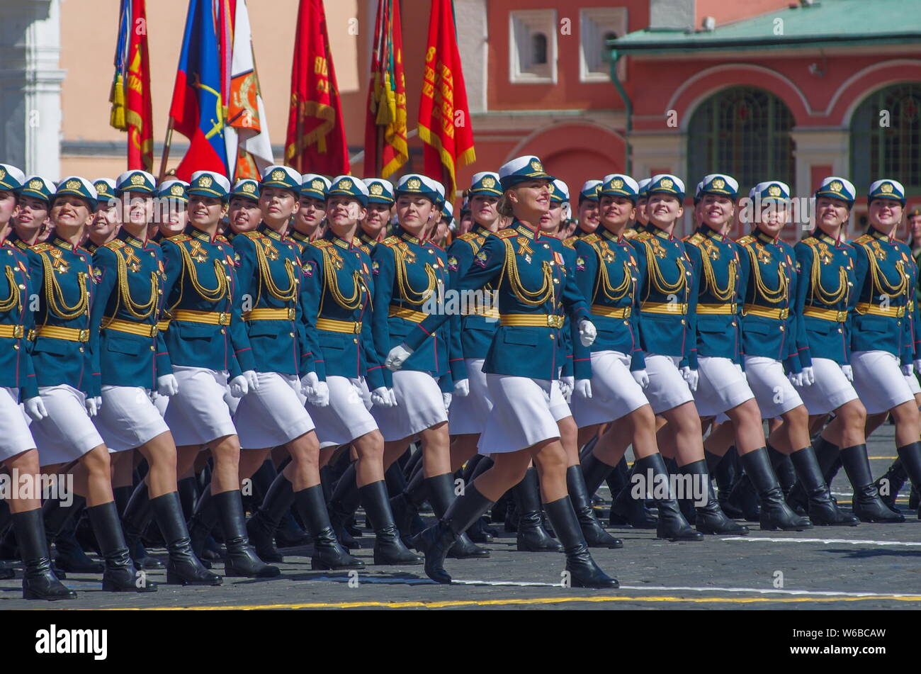 Weibliche russische Soldaten März entlang der Roten Platz während der Tag des Sieges militärische Parade der 73. Jahrestag des Sieges über Nazi-Deutschland zu Mark i Stockfoto